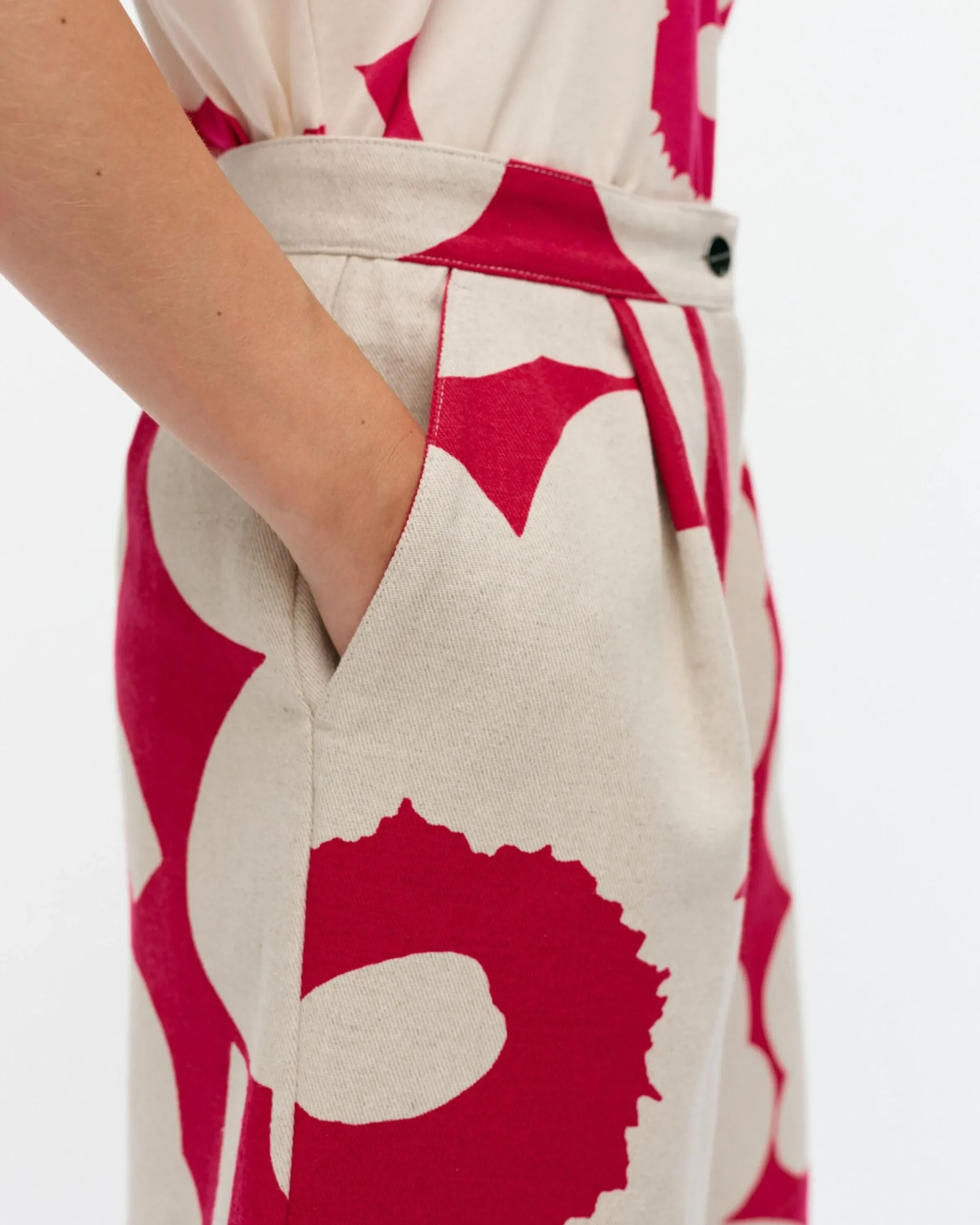 hyufky_unikko_puuvillapellavashortsit_2.webp Marimekko Housut^Hyu00F6Ky Unikko Puuvillapellavashortsit
