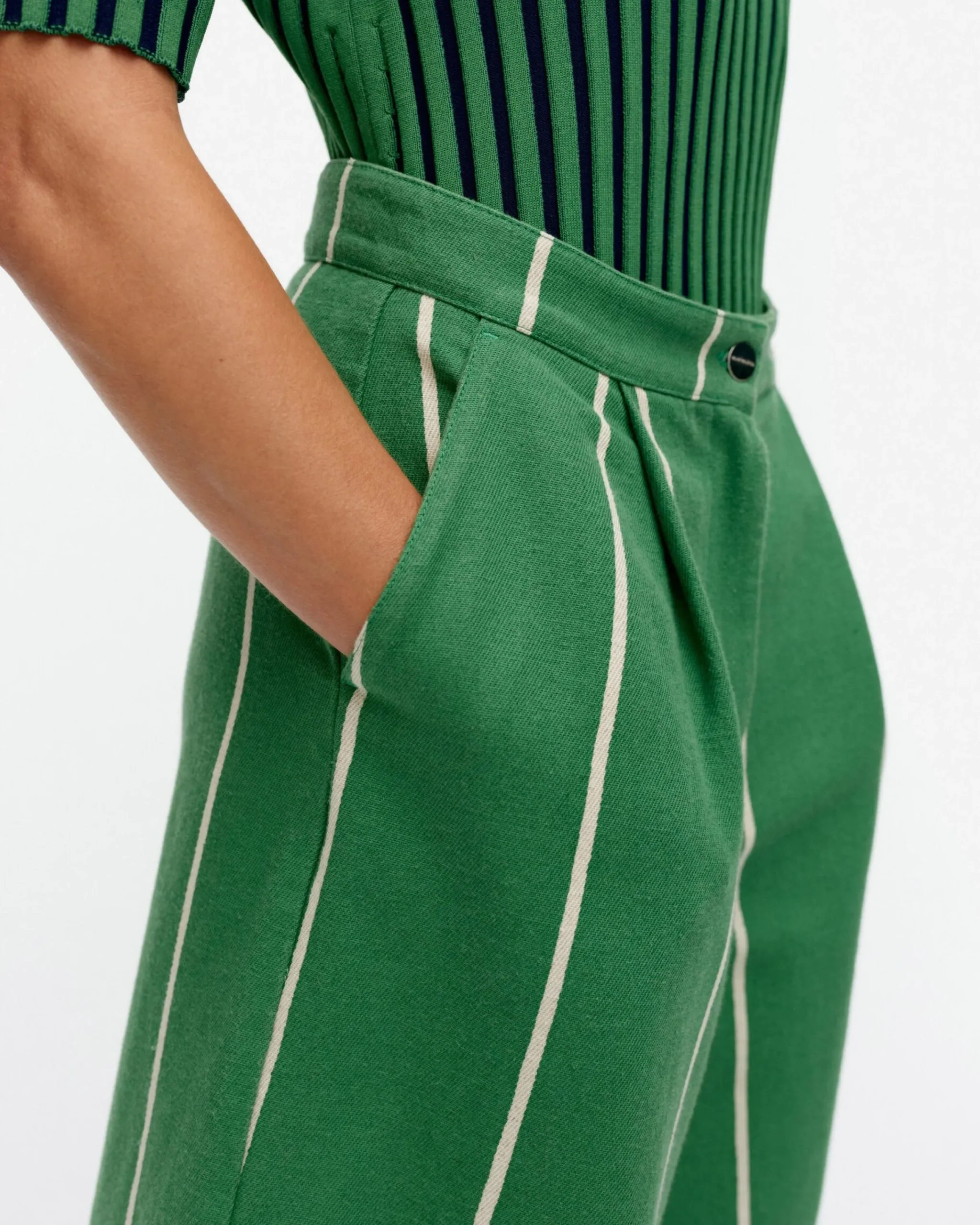 hyufky_vesi_puuvillapellavashortsit_2.webp Marimekko Housut^Hyu00F6Ky Vesi Puuvillapellavashortsit