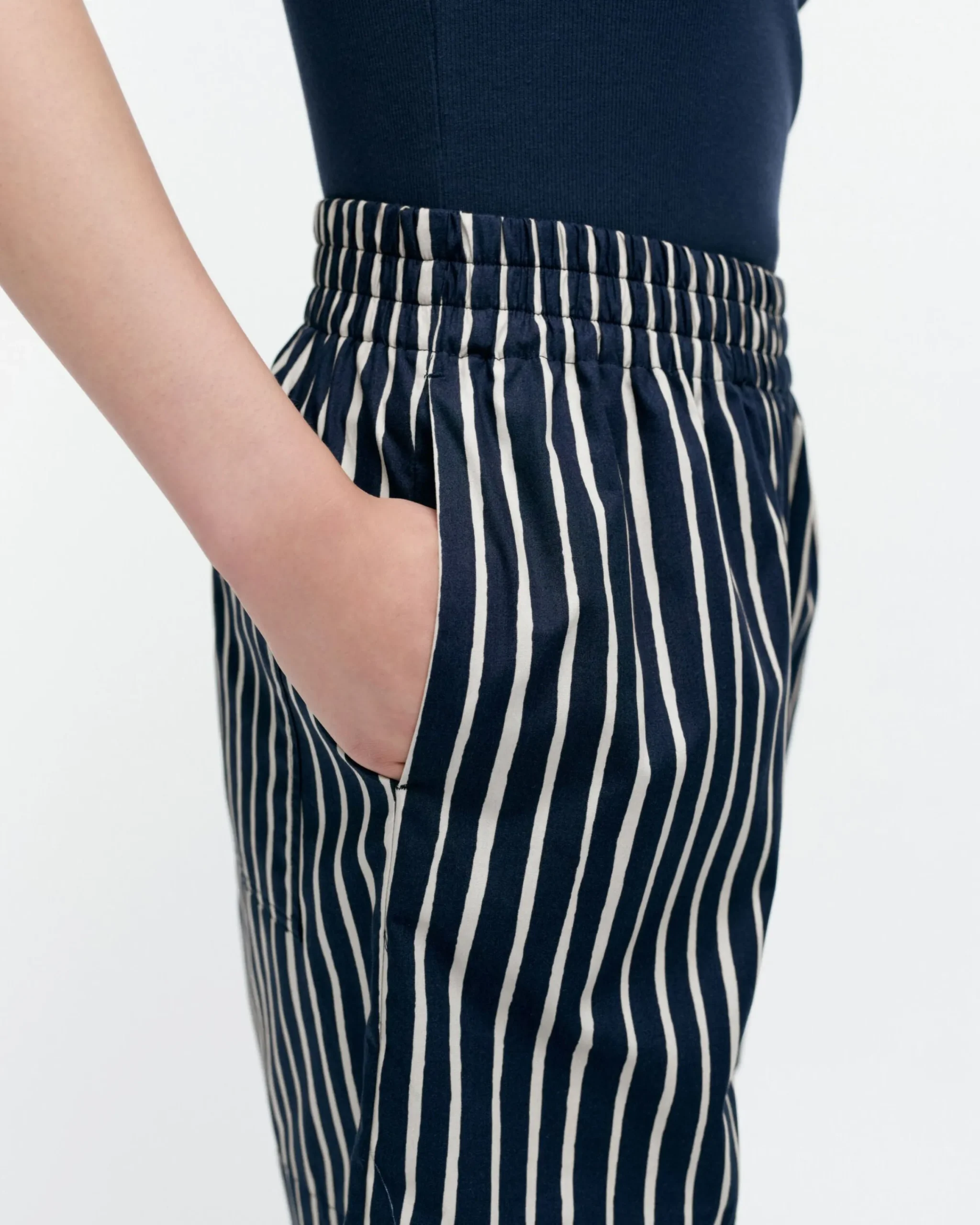 kioski_jokapoika_shortsit_3-5.webp Marimekko Unisex^Kioski Jokapoika Shortsit