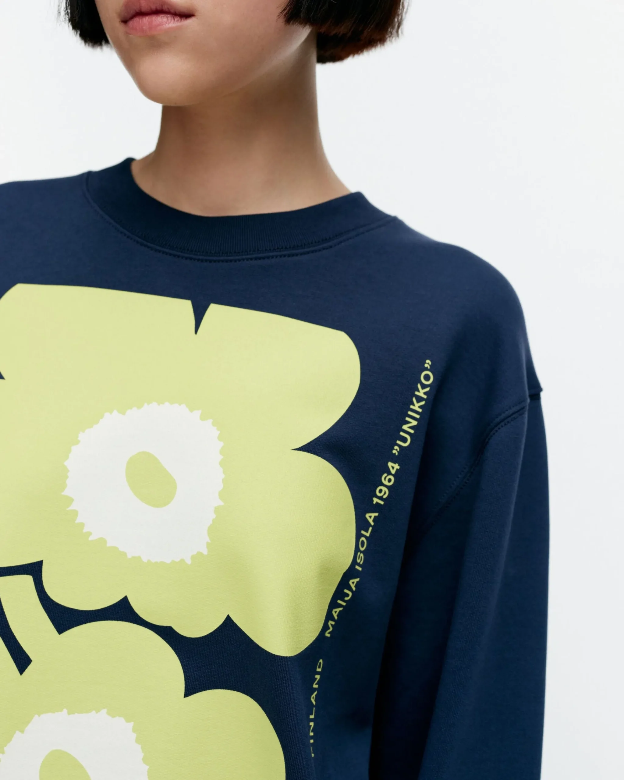 kioski_loisto_unikko_placement_collegepaita_3.webp Marimekko Paidat Ja Tunikat^Kioski Loisto Unikko Placement Collegepaita