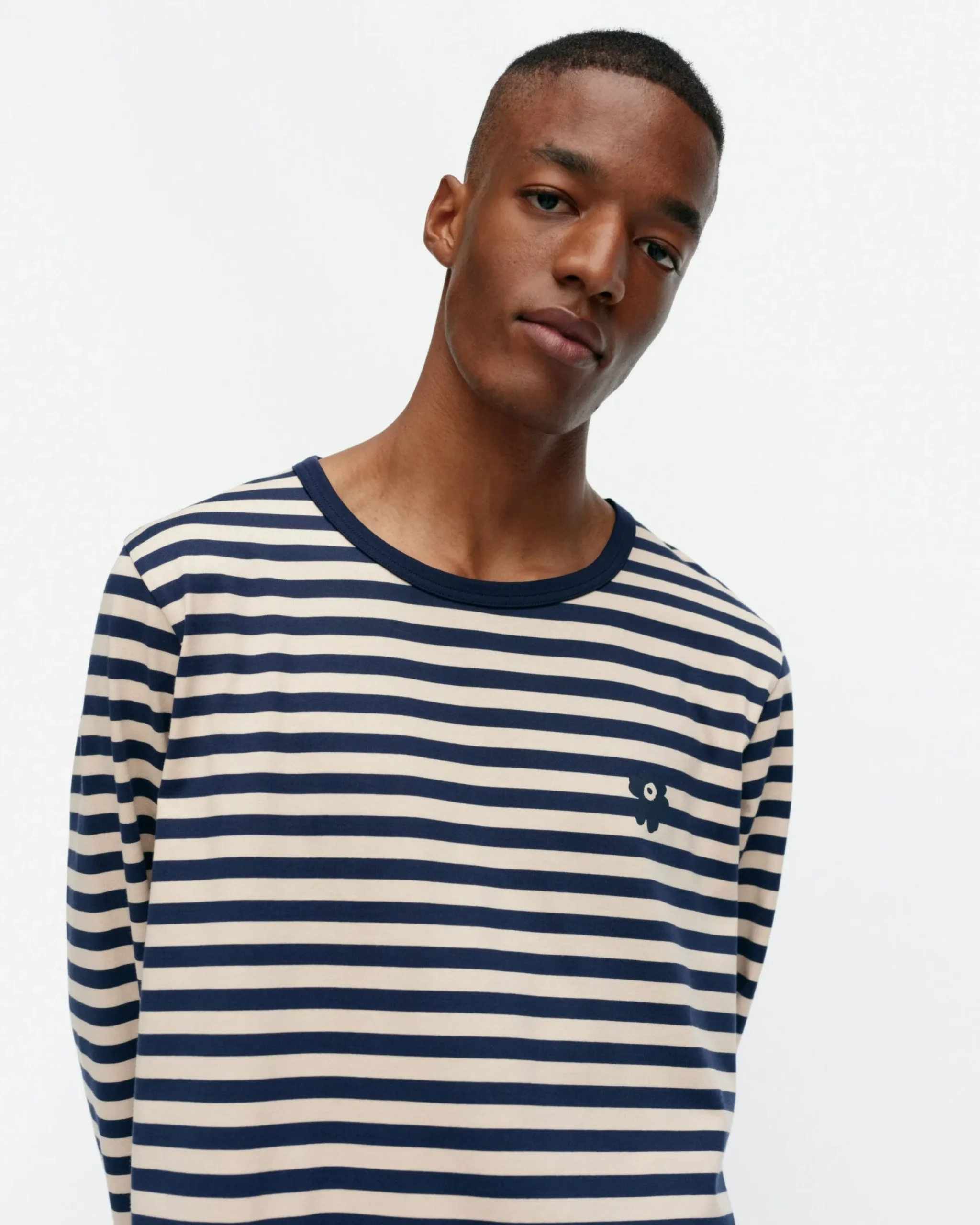 kioski_tasaraita_men_longsleeve_trikoopaita_3-1.webp Marimekko Unisex^Kioski Tasaraita Men Longsleeve Trikoopaita