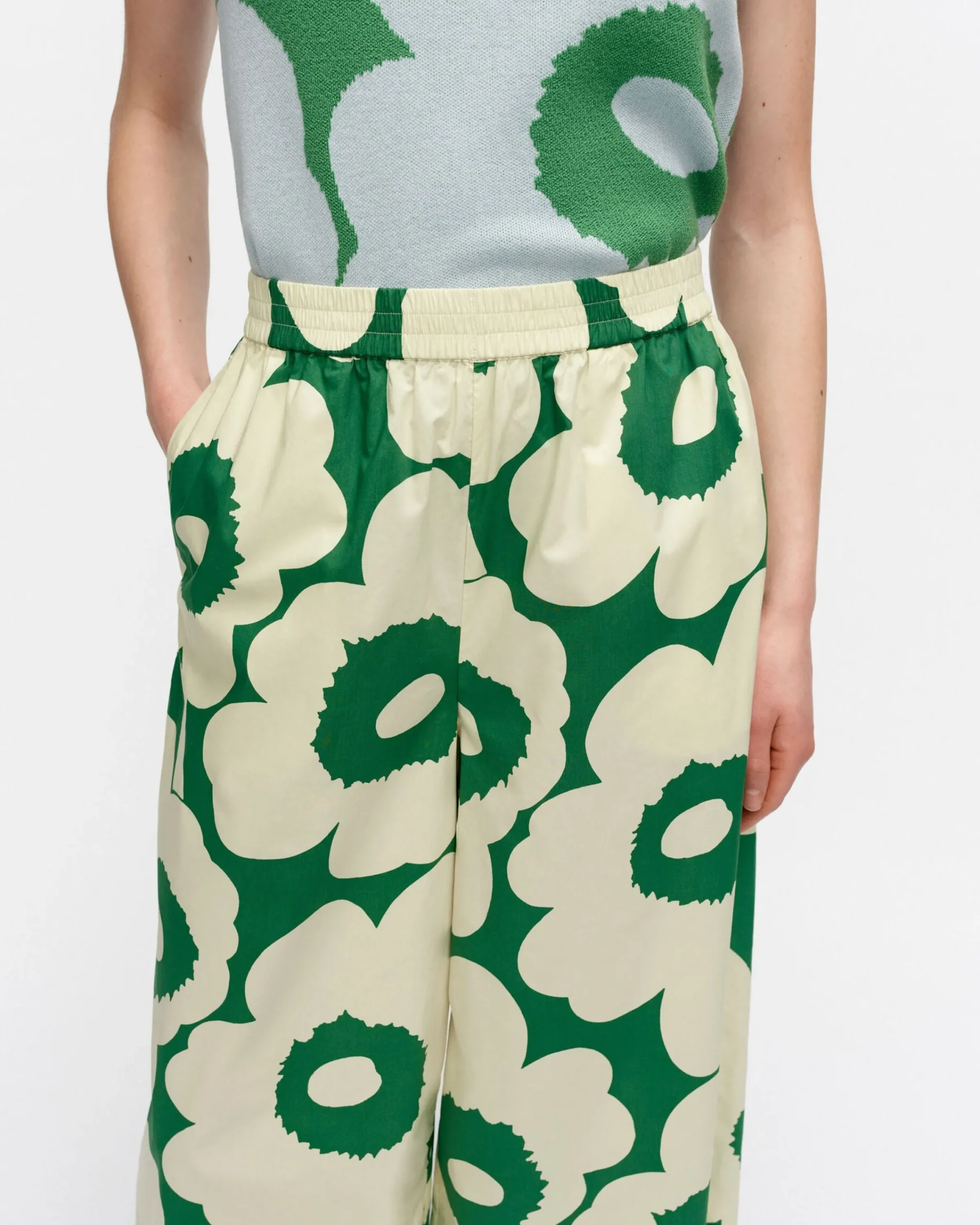 kohti_unikko_puuvillapopliinihousut_2.webp Marimekko Housut^Kohti Unikko Puuvillapopliinihousut