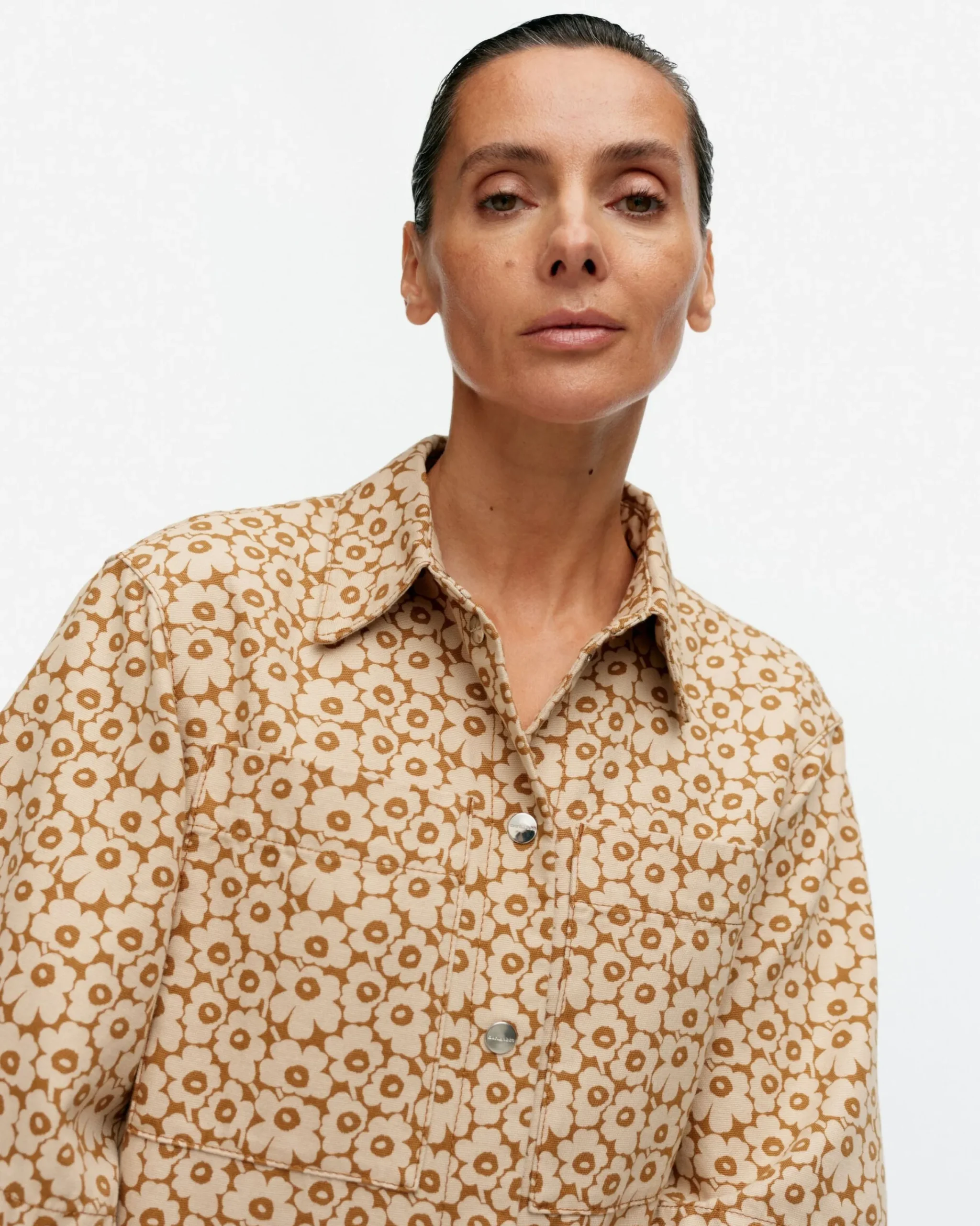 kukkein_unikko_puuvillahaalari_3.webp Marimekko Paidat Ja Tunikat^Kukkein Unikko Puuvillahaalari