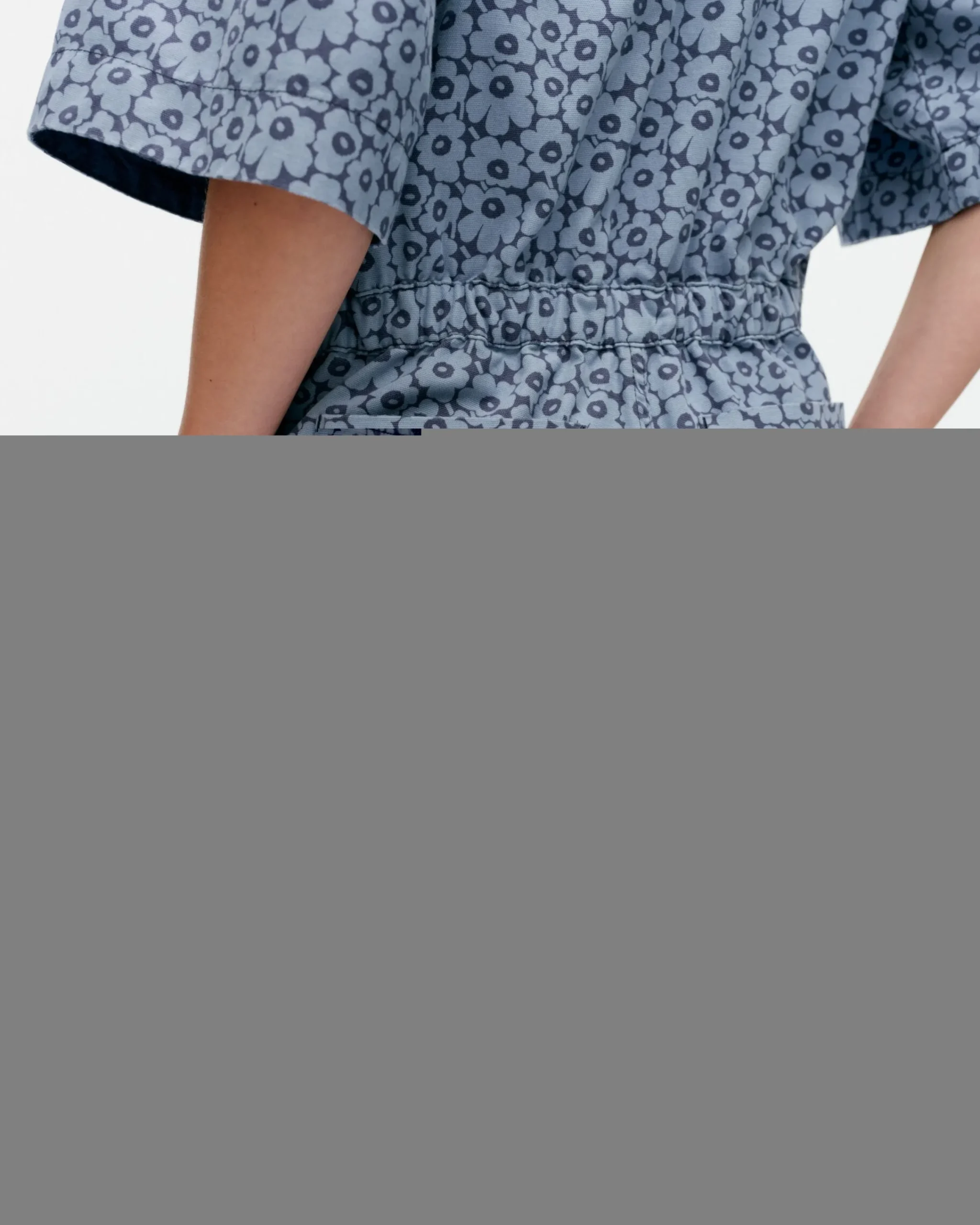 kukkein_unikko_puuvillahaalari_4.webp Marimekko Paidat Ja Tunikat^Kukkein Unikko Puuvillahaalari