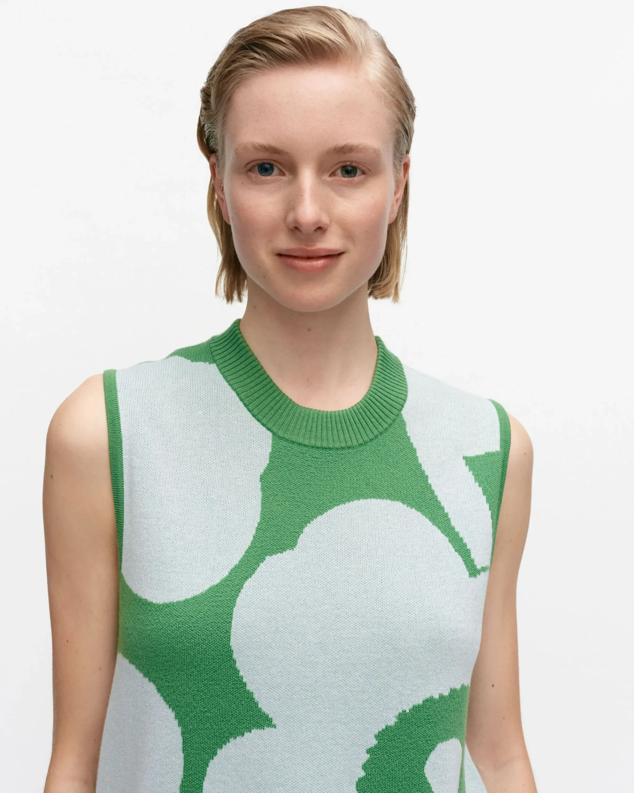 kulma_unikko_villaneuleliivi_3.webp Marimekko Neuleet^Kulma Unikko Villaneuleliivi