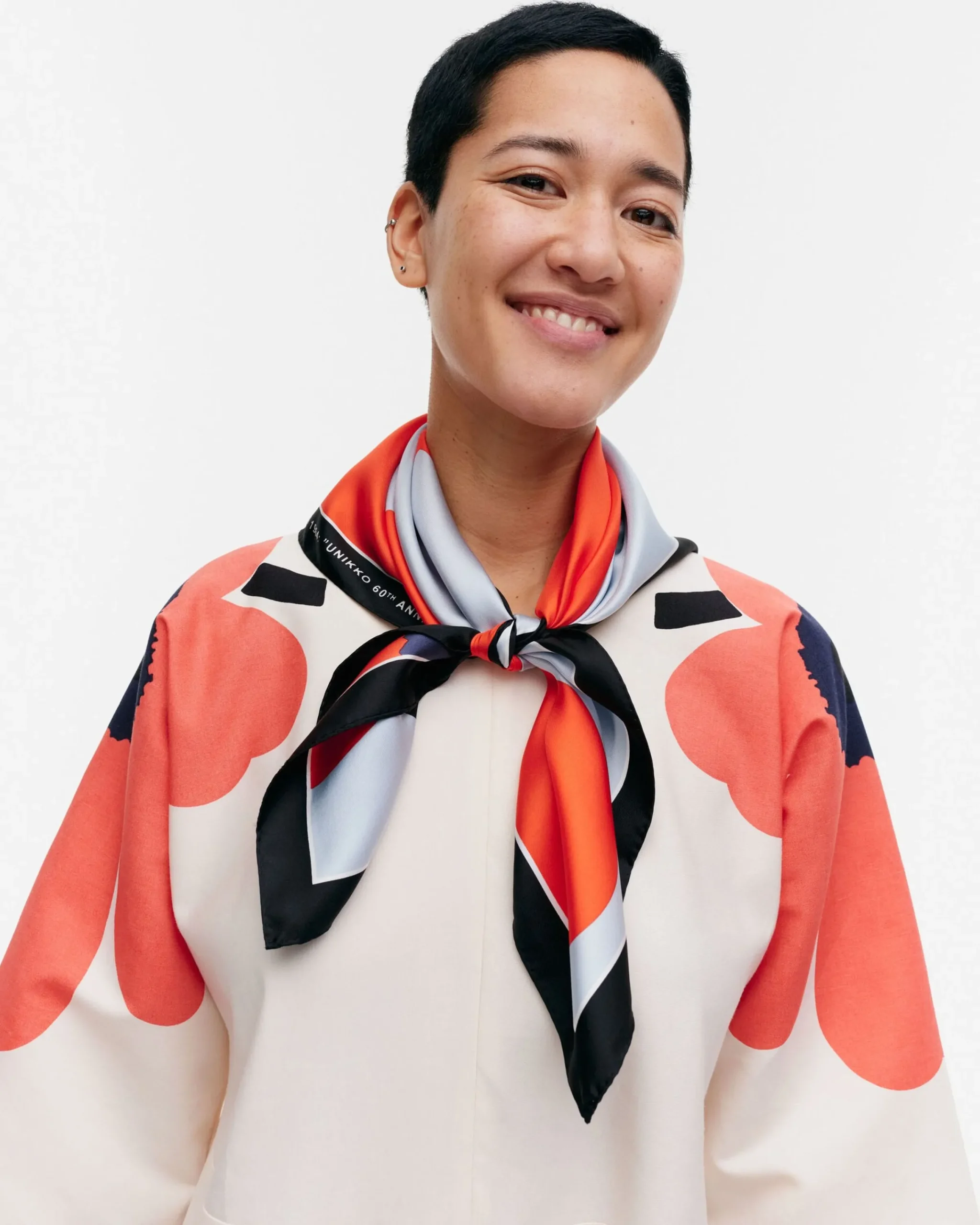 lauhtua_heijastus_unikko_silkkihuivi_2.webp Marimekko Huivit^Lauhtua Heijastus Unikko Silkkihuivi