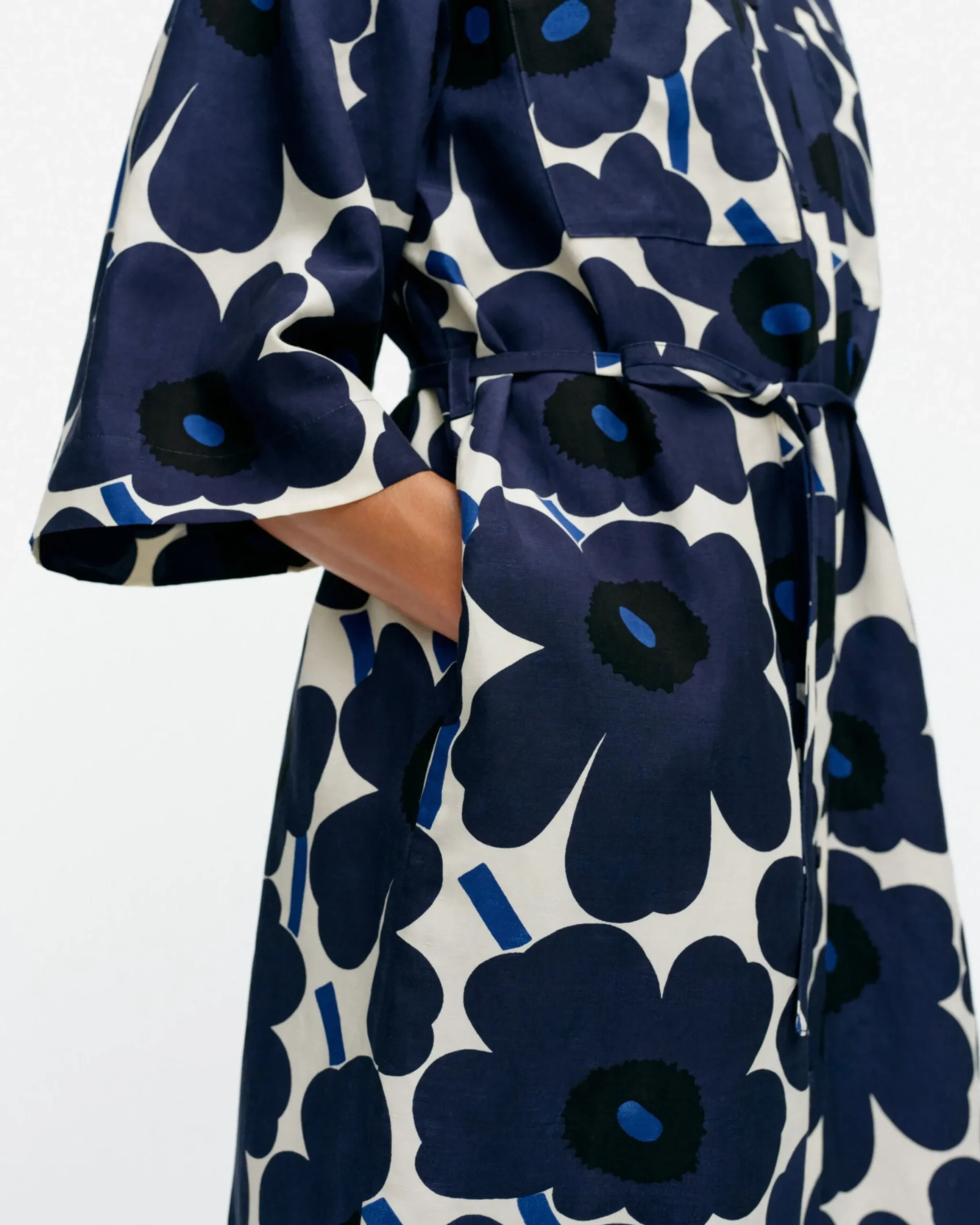 markkinat_unikko_kuprosekoitemekko_3.webp Marimekko Mekot^Markkinat Unikko Kuprosekoitemekko