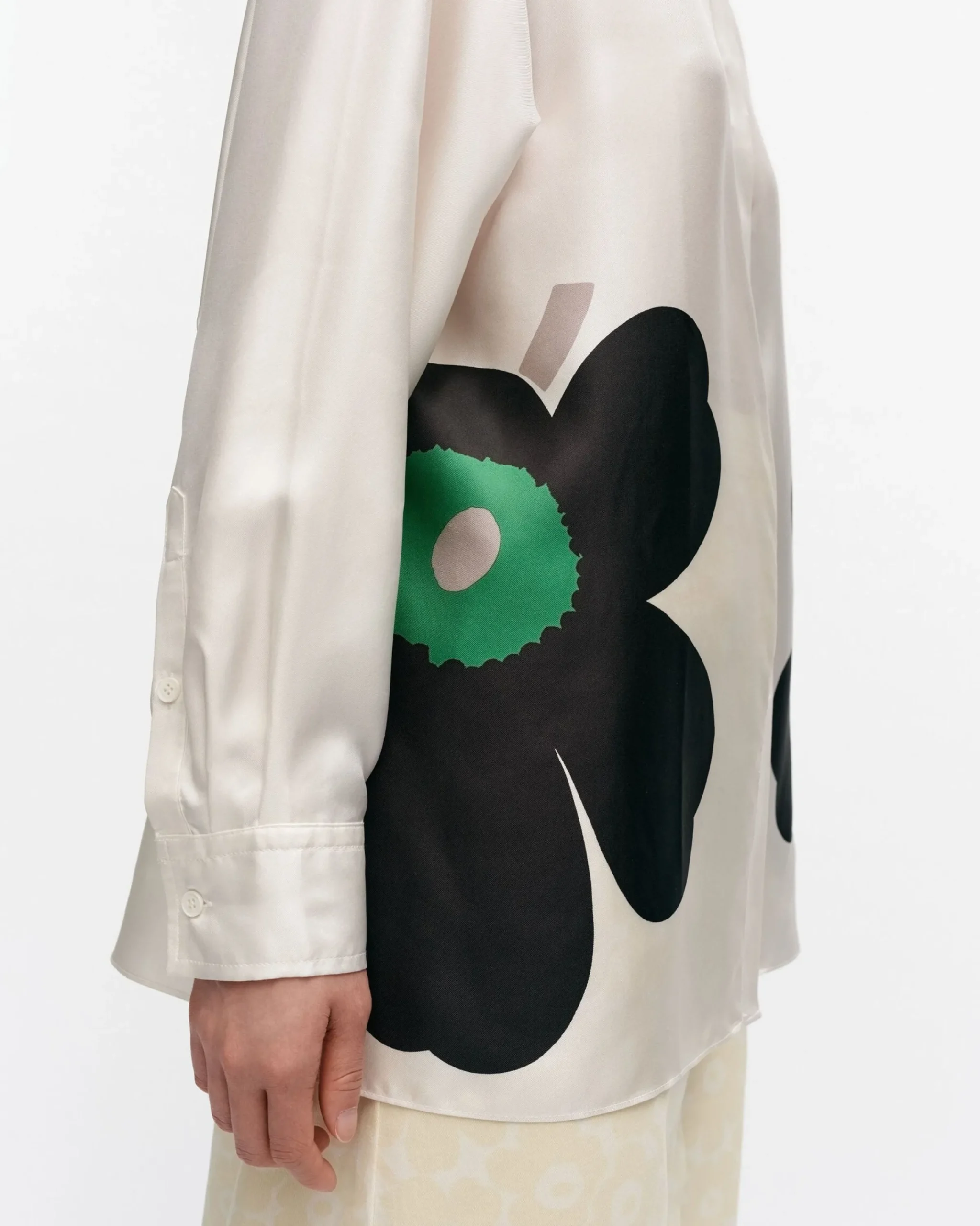 outi_heijastus_unikko_silkkipaita_3.webp Marimekko Paidat Ja Tunikat^Outi Heijastus Unikko Silkkipaita