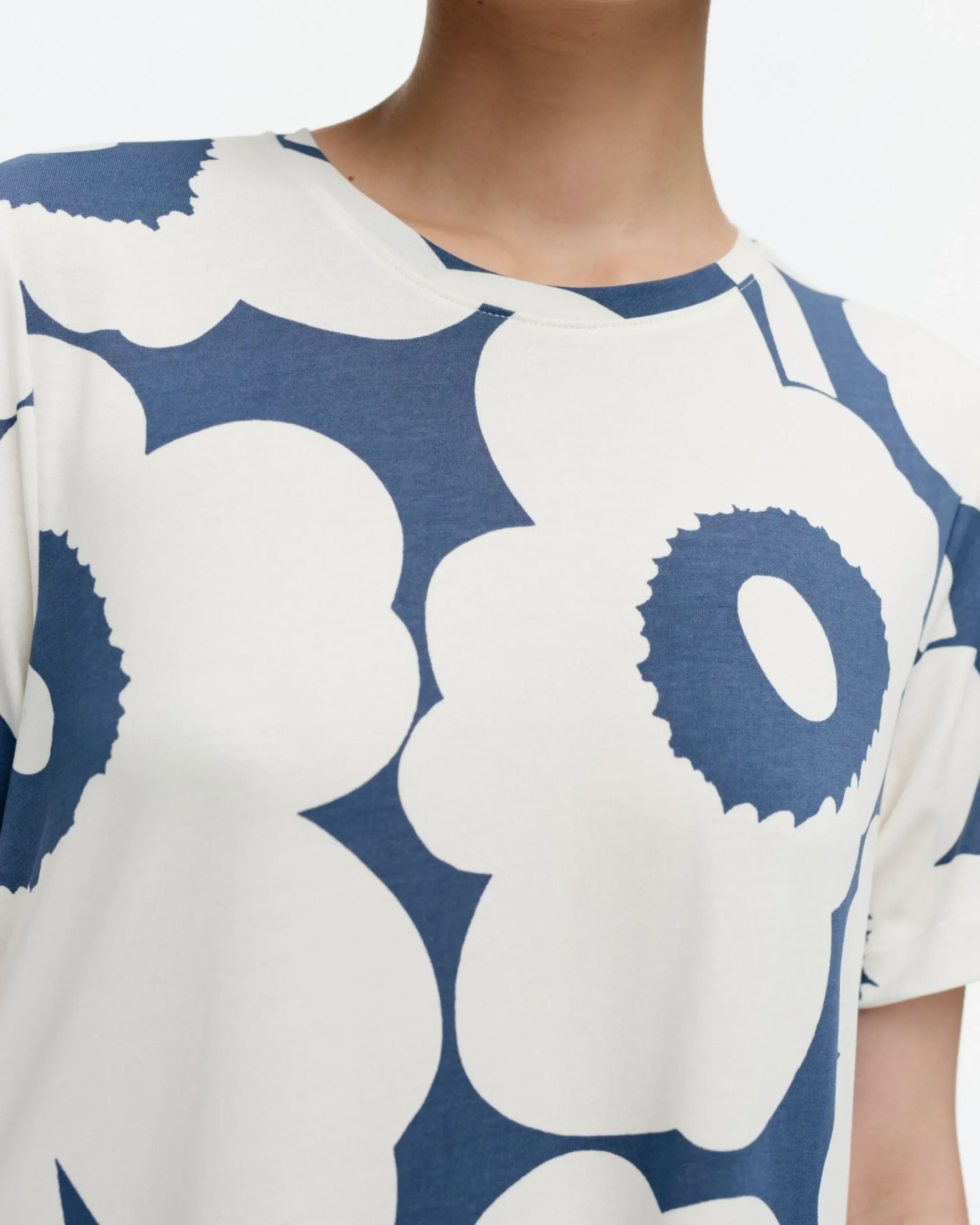 pisteinen_unikko_trikoomekko_3.webp Marimekko Mekot^Pisteinen Unikko Trikoomekko