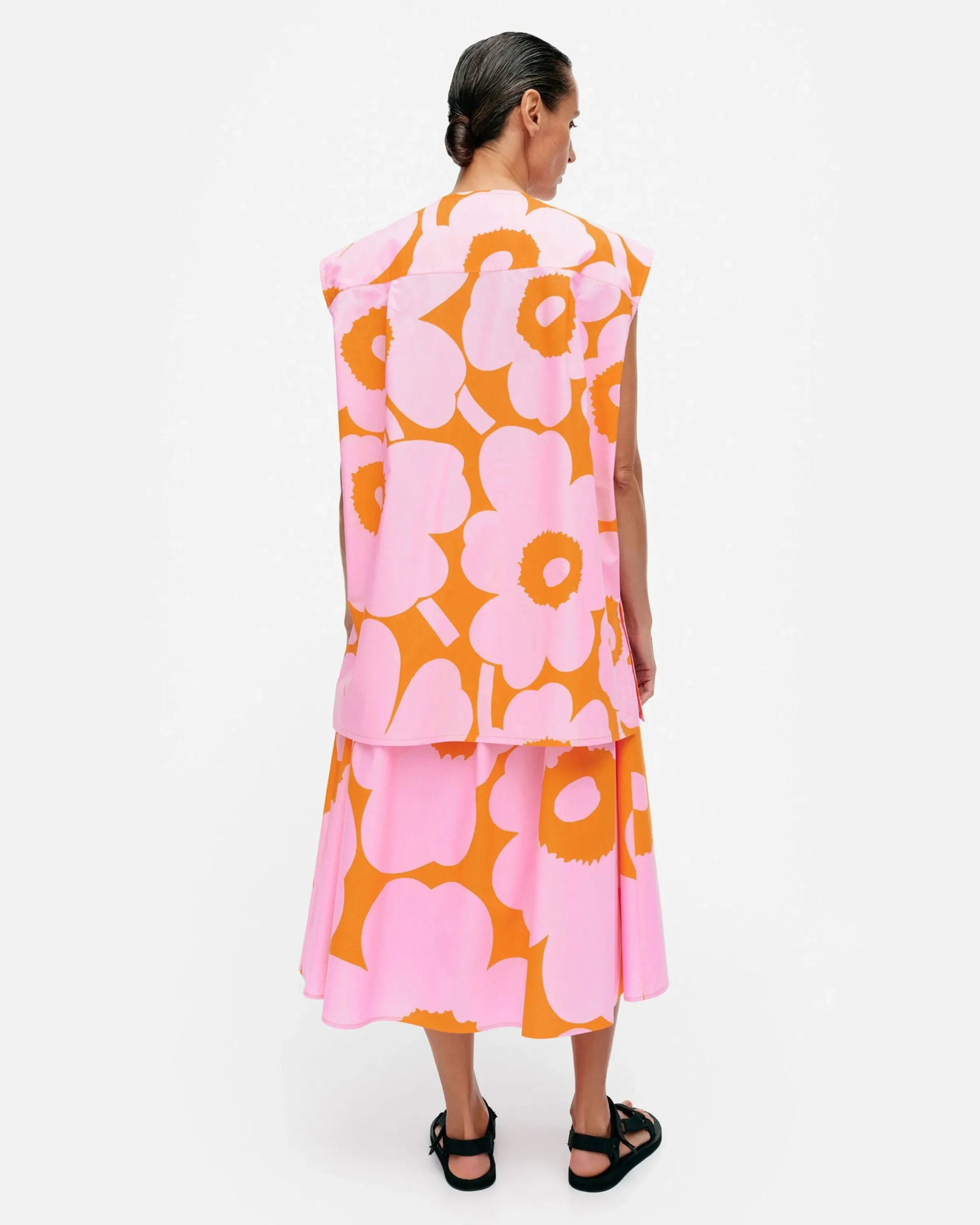 pudas_unikko_puuvillapopliinitunika_2.webp Marimekko Paidat Ja Tunikat^Pudas Unikko Puuvillapopliinitunika