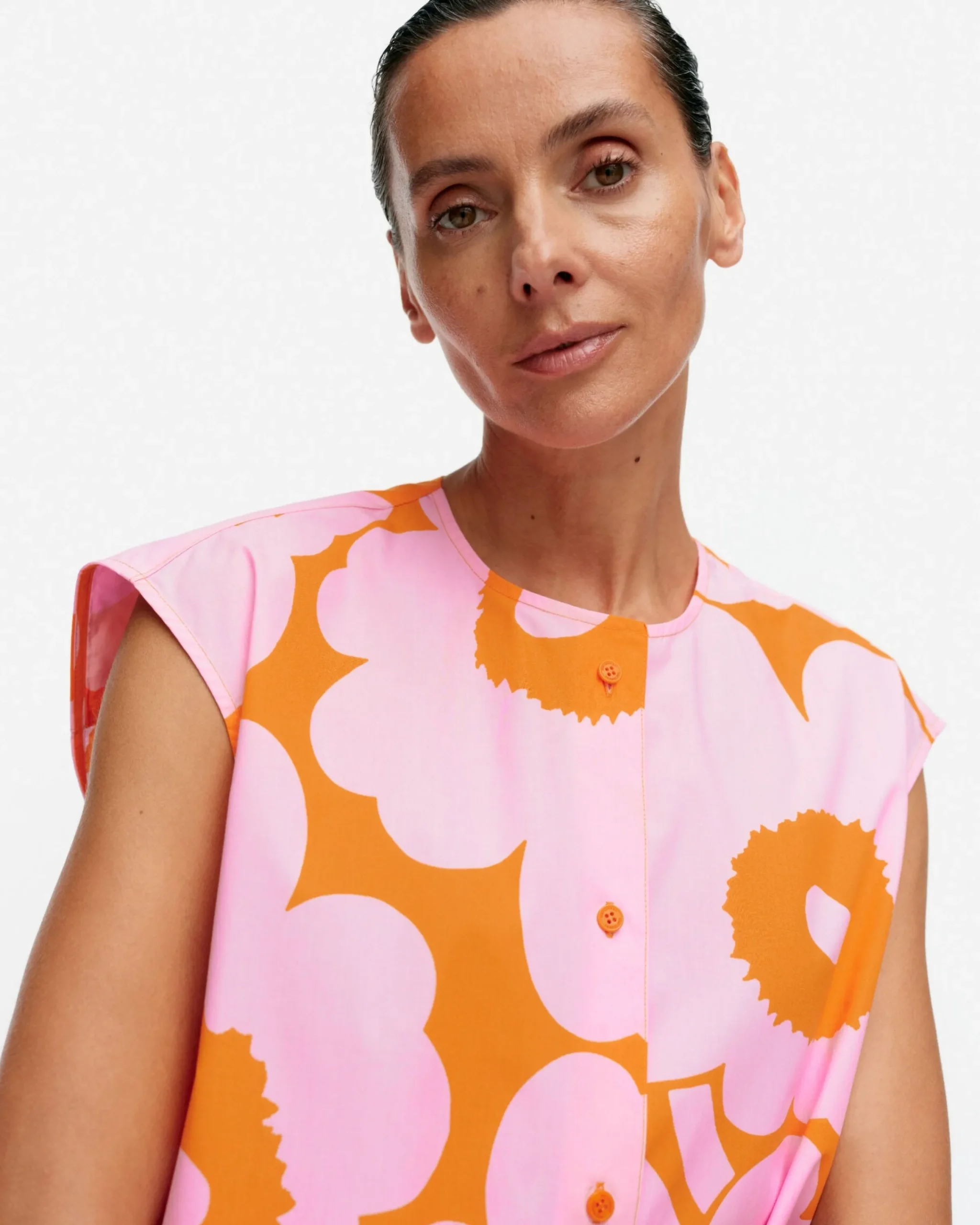 pudas_unikko_puuvillapopliinitunika_3.webp Marimekko Paidat Ja Tunikat^Pudas Unikko Puuvillapopliinitunika