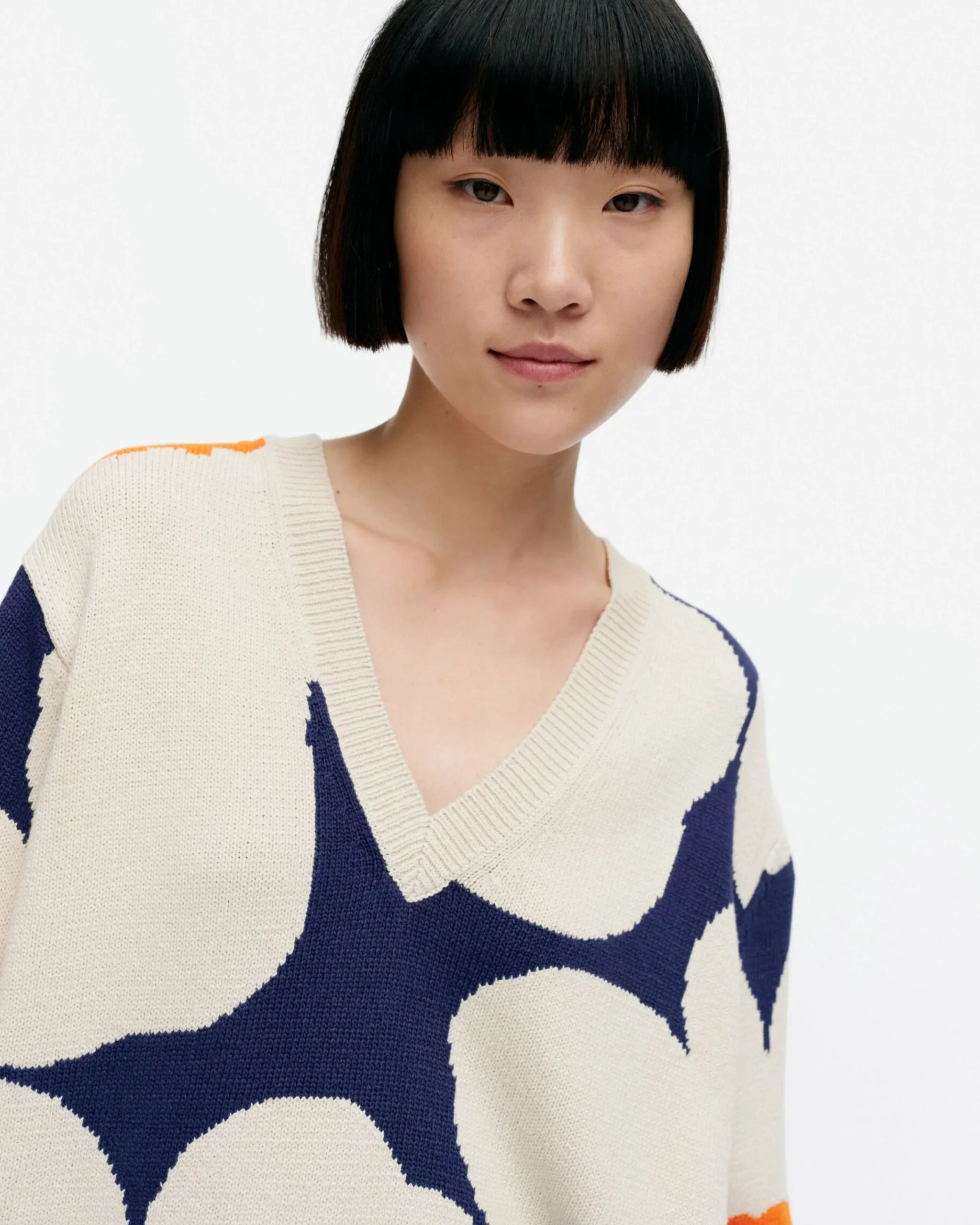 pueivue_unikko_puuvillaneulepusero_3-4.webp Marimekko Unisex^Pu00E4Ivu00E4 Unikko Puuvillaneulepusero