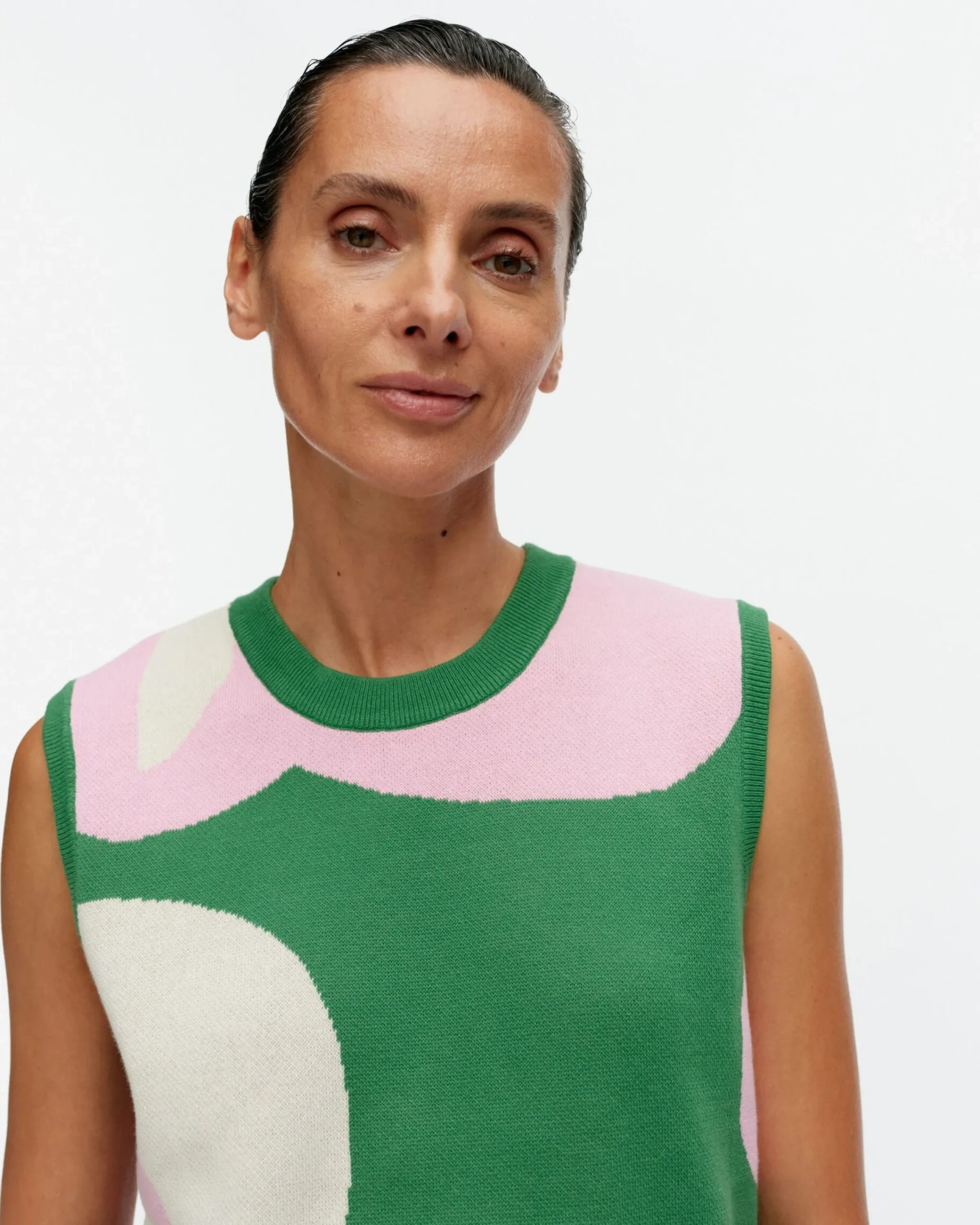 vesikko_poiminto_puuvillaneuleliivi_3.webp Marimekko Neuleet^Vesikko Poiminto Puuvillaneuleliivi